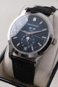 Bild in Galerie-Betrachter laden, Patek Philippe Annual Calendar Blue Baguette Diamond Dial 5396G-017 - Detailansicht 2