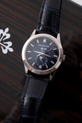 Bild in Galerie-Betrachter laden, Patek Philippe Annual Calendar Blue Baguette Diamond Dial 5396G-017 - Detailansicht 9