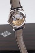 Bild in Galerie-Betrachter laden, Patek Philippe Annual Calendar Blue Baguette Diamond Dial 5396G-017 - Detailansicht 8