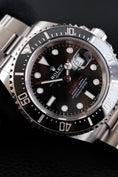 Cargar la imagen en la vista de la galería, Rolex Sea-Dweller 126600 - Detail view 5