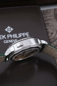 Załaduj obraz do przeglądarki galerii, Chronograf czasu światowego Patek Philippe 5930P-001 - Widok szczegółowy 4