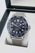 Bild in Galerie-Betrachter laden, Omega Seamaster 300 James Bond 60th Anniversary 21030422003002 - Detailansicht 1
