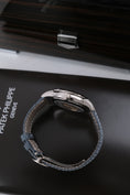 Załaduj obraz do przeglądarki galerii, Zegar Światowy Patek Philippe 5330G - widok szczegółowy 7