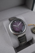 Load image into gallery viewer, H.Moser & Cie Streamliner Centre Seconds Purple Haze 6201-1201 - Detailansicht 1