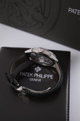 Charger l'image dans la visionneuse de galerie, Patek Philippe Annual Calendar Travel Time 5326G-001 - Detailansicht 6