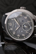 Charger l'image dans la visionneuse de galerie, Patek Philippe Annual Calendar Travel Time 5326G-001 - Detailansicht 5