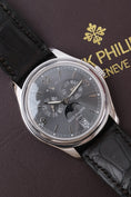 Bild in Galerie-Betrachter laden, Patek Philippe Annual Calendar 5146G-010 - Detailansicht 4