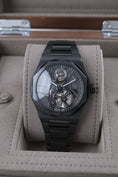 Carica l'immagine nel visualizzatore della galleria, Girard Perregaux Laureato Skeleton 81015-32-001-32A - Detailansicht 1