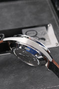 Load image into Gallery viewer, Omega Speedmaster Moonwatch FOIS 31132403001001 - Detail view 5