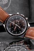 Load image into Gallery viewer, Omega Speedmaster Moonwatch FOIS 31132403001001 - Detail view 3