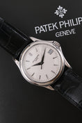 Cargue la imagen en el visor de la galería, Patek Philippe Calatrava 5127G-001 - Detailansicht 4
