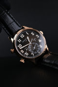 Bild in Galerie-Betrachter laden, Patek Philippe Calatrava Pilot Travel Time Rose 5524R-001 - Detailansicht 3