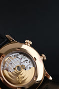 Bild in Galerie-Betrachter laden, Patek Philippe Calatrava Pilot Travel Time Rose 5524R-001 - Detailansicht 5