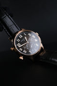 Bild in Galerie-Betrachter laden, Patek Philippe Calatrava Pilot Travel Time Rose 5524R-001 - Detailansicht 1