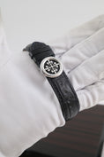 Carica l'immagine nel visualizzatore della galleria, Patek Philippe Annual Calendar Chronograph 5960P - Detailansicht 7