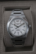 Load image into gallery viewer, Girard Perregaux Laureato 81010-11-131-11A - Detailed view 1