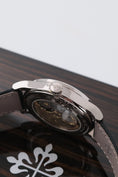 Charger l'image dans la visionneuse de la galerie, Patek Philippe Calendrier Perpétuel 6159G-001 - Vue détaillée 6