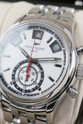 Carica l'immagine nel visualizzatore della galleria, Patek Philippe Annual Calendar Chronograph 5960/1A-001 - Detailansicht 4