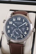 Załaduj obraz do przeglądarki galerii, Patek Philippe Calatrava Pilot Travel Time 5524G-001 - Detailansicht 2