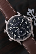 Bild in Galerie-Betrachter laden, Patek Philippe Calatrava Pilot Travel Time 5524G-001 - Detailansicht 5