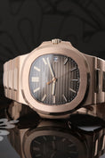 Carica l'immagine nel visualizzatore della galleria, Patek Philippe Nautilus 5711/1R-001 - Vista dettagliata 3