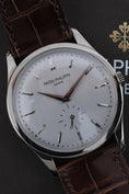 Charger l'image dans la visionneuse de galerie, Patek Philippe Calatrava 5196G-001 - Detailansicht 2