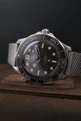 Carica l'immagine nel visualizzatore della galleria, Omega Seamaster Diver 300M 007 Edition 21090422001001 - Detailansicht 3