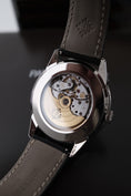 Bild in Galerie-Betrachter laden, Patek Philippe Calatrava 5226G-001 - Detailansicht 8