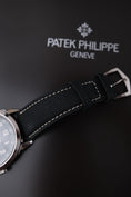 Bild in Galerie-Betrachter laden, Patek Philippe Calatrava 5226G-001 - Detailansicht 9