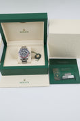 Charger l'image dans la visionneuse de galerie, Rolex GMT-Master II Pepsi 126710BLRO - Papiere und oder Lieferumfang