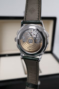 Załaduj obraz do przeglądarki galerii, Patek Philippe World Time Chronograph 5930P-001 - Detailansicht 9