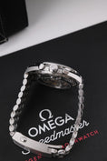 Load image into gallery viewer, Omega Speedmaster Professional Moonwatch 31030425001002 - Detailansicht 6