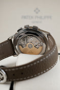 Carica l'immagine nel visualizzatore della galleria, Patek Philippe Worldtimer Chrono 5935A-001 - Detailansicht 12
