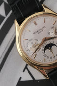 Carica l'immagine nel visualizzatore della galleria, Patek Philippe Perpetual Calendar 3940J - Detailansicht 3