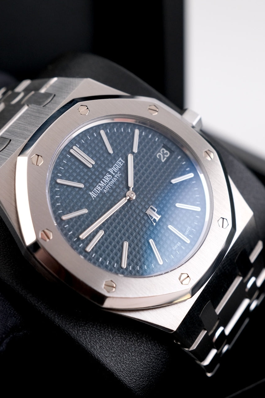Audemars Piguet Royal Oak Jumbo 15202ST.OO.1240ST.01 - Detailed view 1