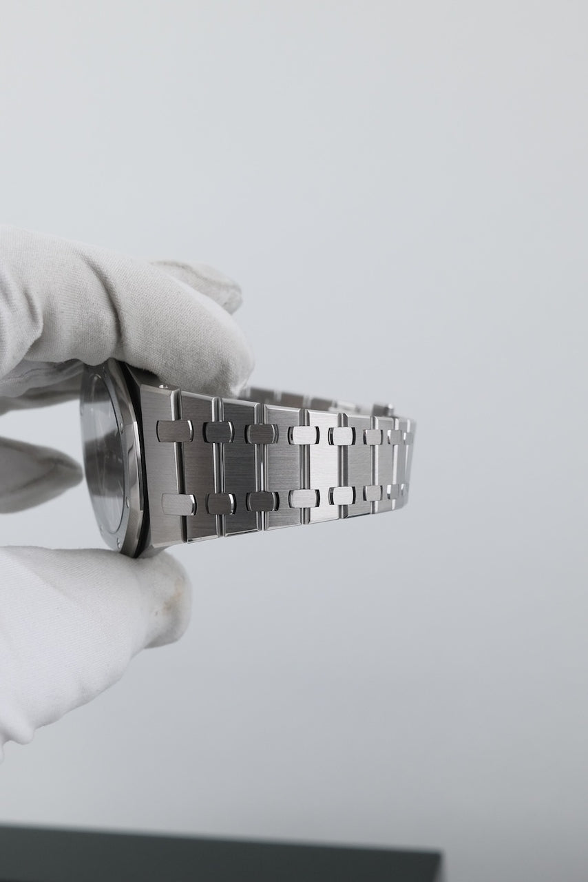 Audemars Piguet Royal Oak Jumbo 15202ST.OO.1240ST.01 - Detailed view 9