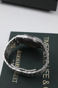 Load image into gallery viewer, Audemars Piguet Royal Oak Jumbo 15202ST.OO.1240ST.01 - Detailed view 6
