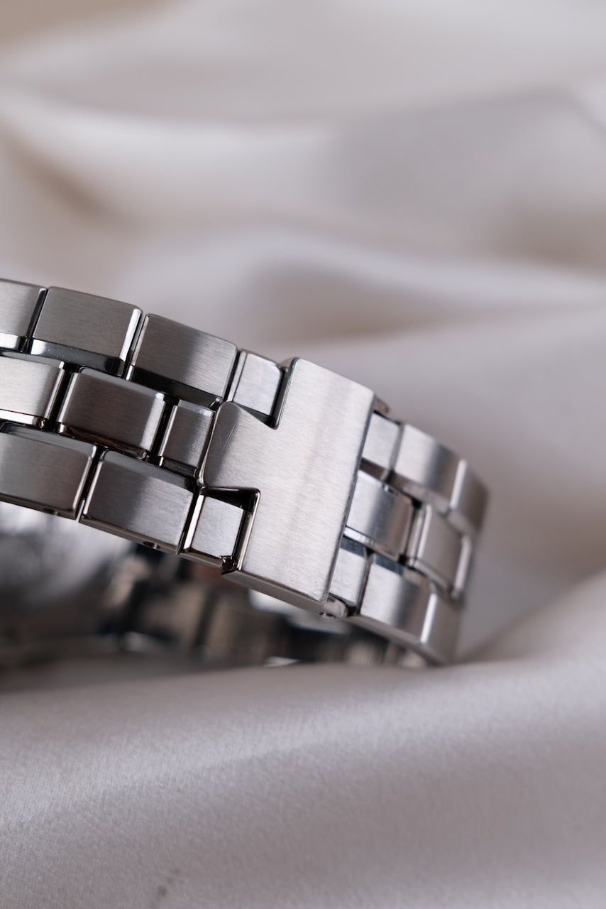 Vacheron Constantin Overseas Steel Bracelet, Steel Case White Dial, 35mm, made in Switzerland, Automatic Movement 42050 - Detailansicht 9