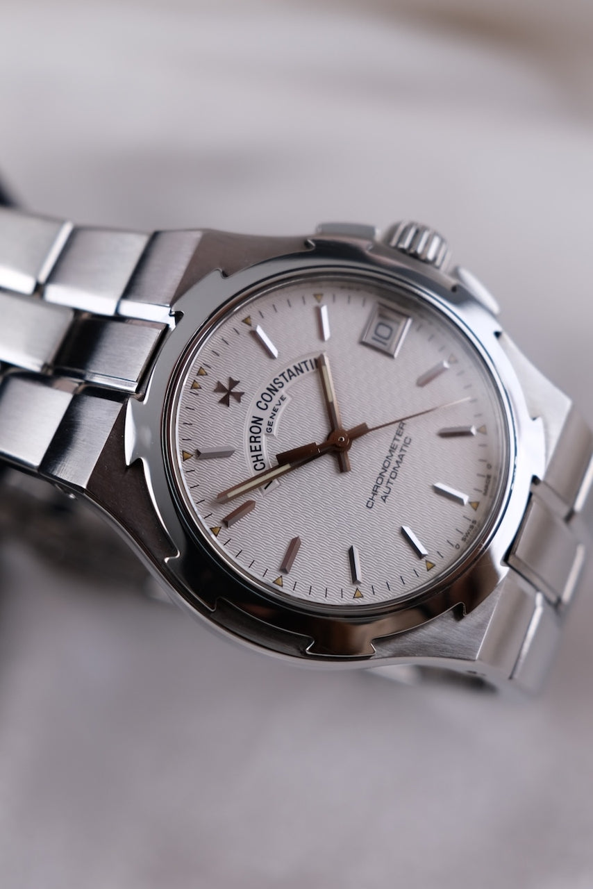 Vacheron Constantin Overseas Steel Bracelet, Steel Case White Dial, 35mm, made in Switzerland, Automatic Movement 42050 - Detailansicht 4