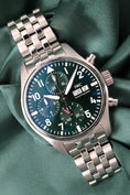 Załaduj obraz do przeglądarki galerii, Chronograf zegarka pilota IWC IW388104 - miniatura
