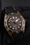 Bild in Galerie-Betrachter laden, Tudor Black Bay Bronze 79250BA - Thumbnail
