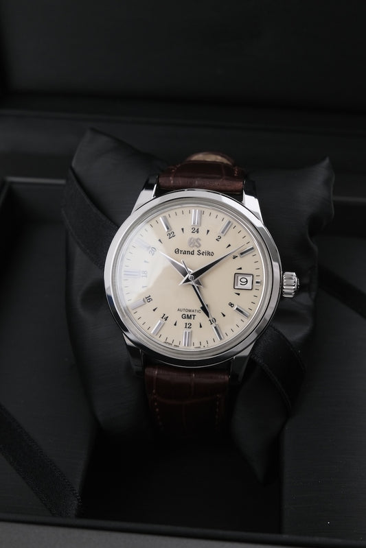 Grand Seiko Elegance Collection SBGM221 - Detailed view 1