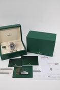Carica l'immagine nel visualizzatore della galleria, Rolex GMT-Master II 126710GRNR - Papiere und oder Lieferumfang
