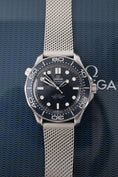 Bild in Galerie-Betrachter laden, Omega Seamaster 300 James Bond 60th Anniversary  21030422003002 - Detailansicht 4
