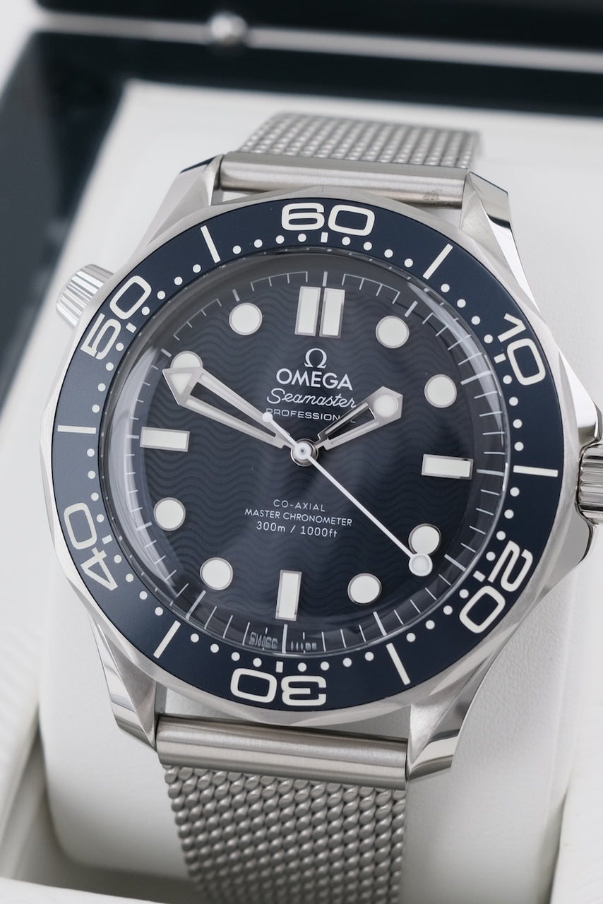 Omega Seamaster 300 James Bond 60th Anniversary  21030422003002 - Detailansicht 2