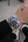 Bild in Galerie-Betrachter laden, Omega Seamaster 300 James Bond 60th Anniversary  21030422003002 - Detailansicht 10
