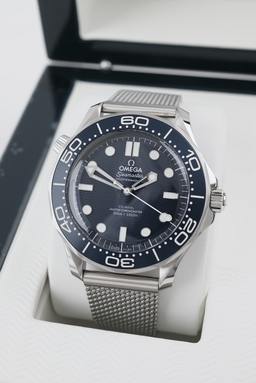 Omega Seamaster 300 James Bond 60th Anniversary  21030422003002 - Detailansicht 1