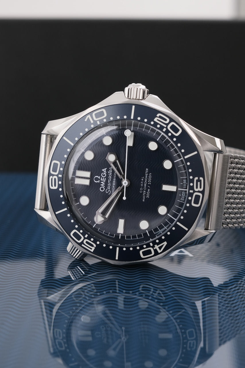Omega Seamaster 300 James Bond 60th Anniversary  21030422003002 - Detailansicht 3