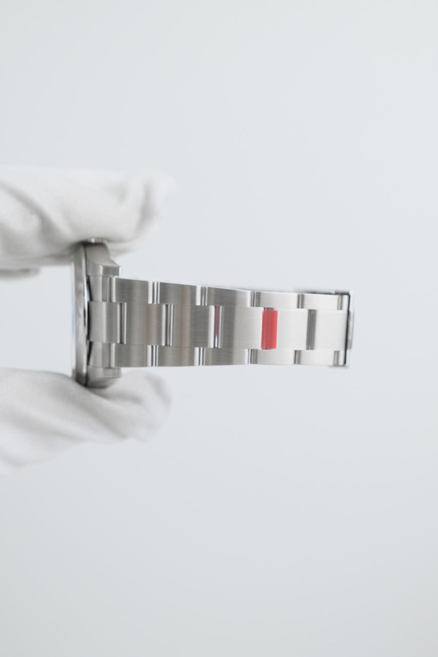 Rolex Oyster Perpetual 36 126000 - Detailed view 8