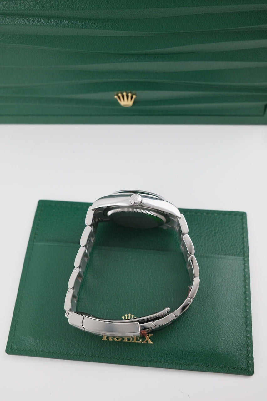 Rolex Oyster Perpetual 36 126000 - Detailed view 5
